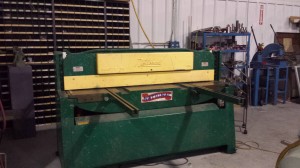 cuts metal machine