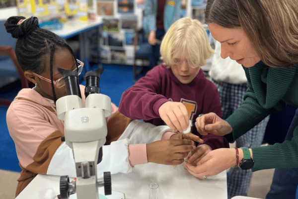 Kenan Fellow conducts a fruit fly learning lab with her students. Empowering educators to create hands-on lessons for students is a core goal of KFP.