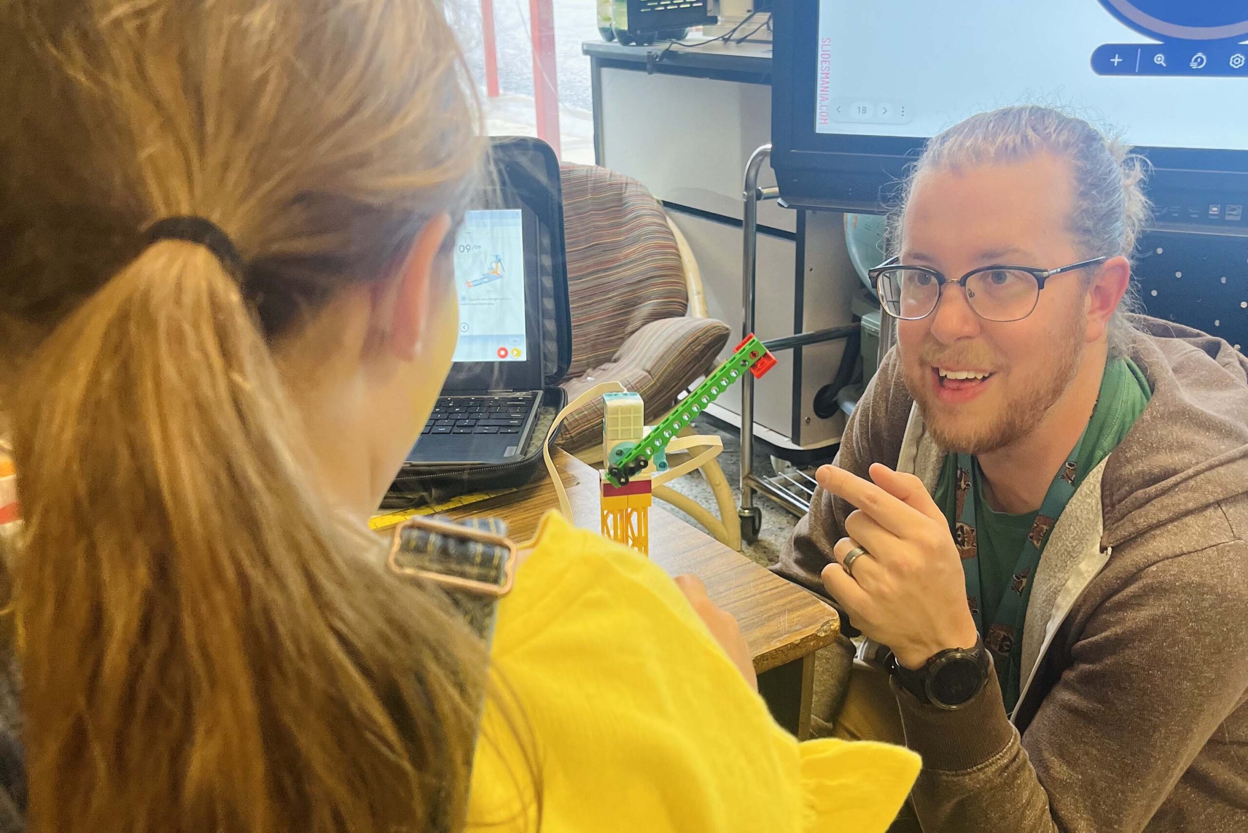 Kenan Fellow Trey Nichols works with a student on a clean energy lesson.