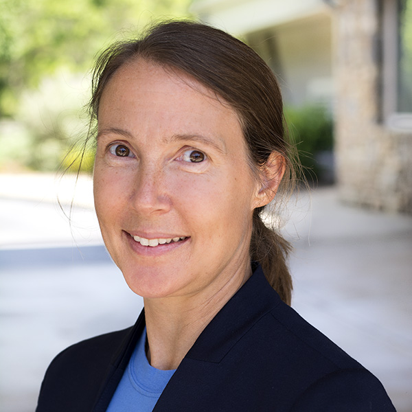 Amanda Clapp headshot